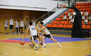 WHAT? 中学篮球教练给大学体育老师上课？