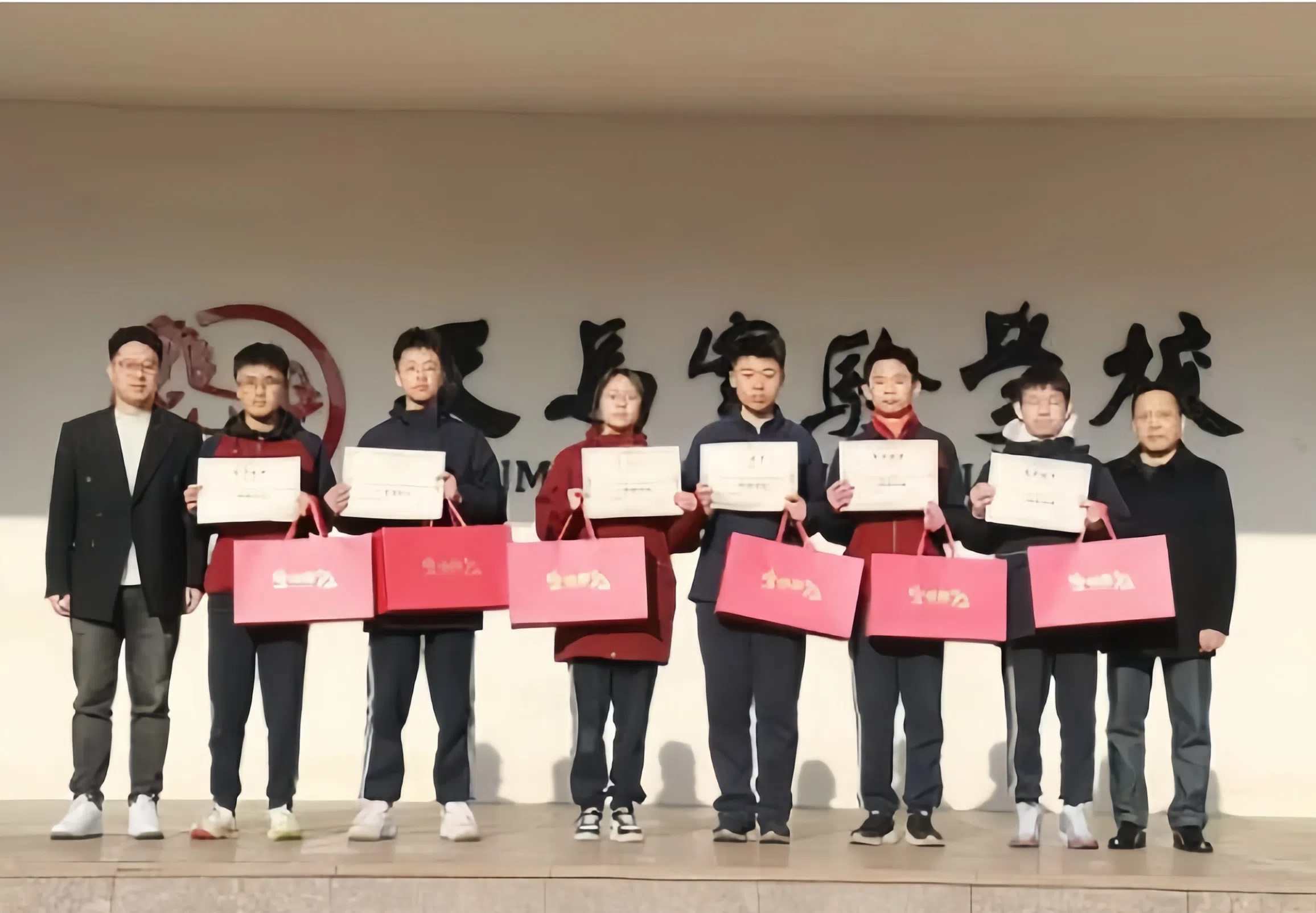 诸暨市天马初中举行升旗仪式暨奖学金颁奖大会