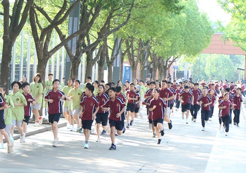 诸暨海亮外国语学校小学部举办校园迷你马拉松活动