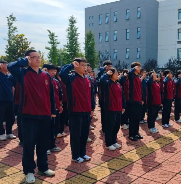 肥城海亮外国语学校纪念活动，师生共缅先烈厚植爱国情怀！