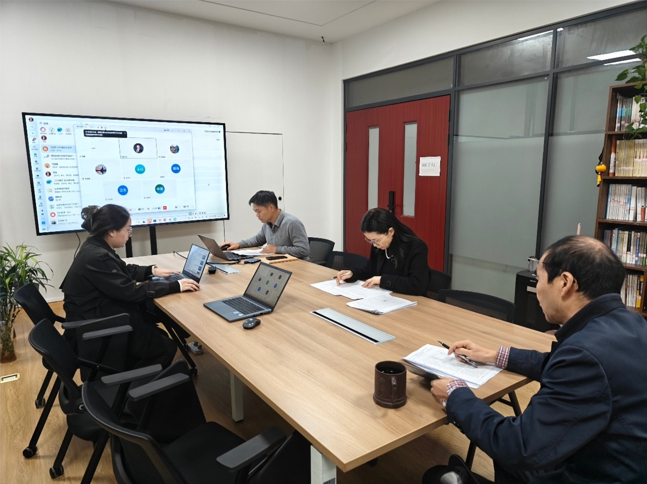 兰州海亮实验学校“一校一品”校本教师整体发展研修三年规划方案讨论交流