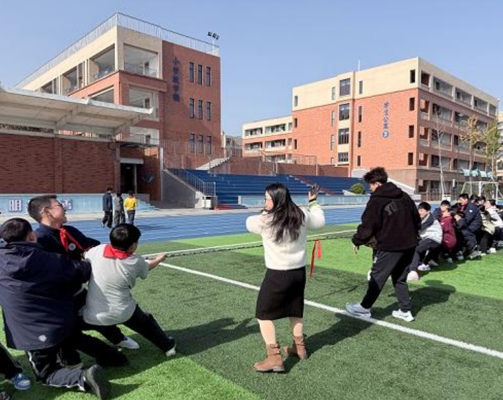 宁海县海亮学校小学部举行拔河比赛