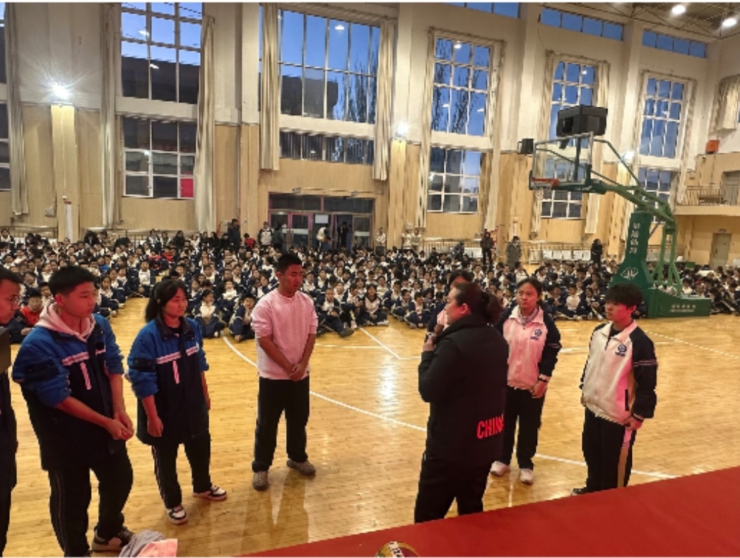 奥运冠军进校园——12月1日下午，2004年雅典奥运会女排奥运冠军宋妮娜老师在达拉特旗十一中为全校800余名学生做“以冠军精神砥砺奋进力量”主题励志演讲。