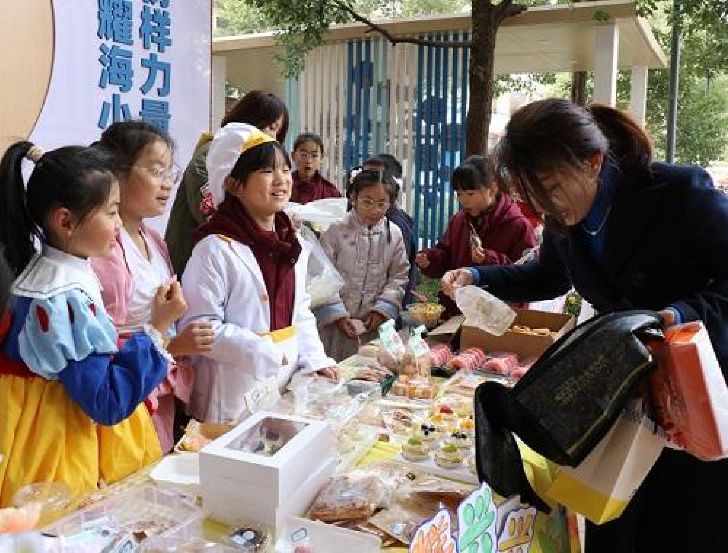 诸暨海亮小学举办元旦美食节暨跳蚤市场活动