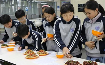 诸暨市海亮小学举办美食品鉴会暨厨师擂台赛