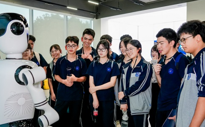 海亮C9书院高一学子开展名校名企研学活动