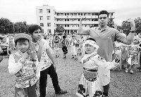 洋学生”走进打工子弟学校