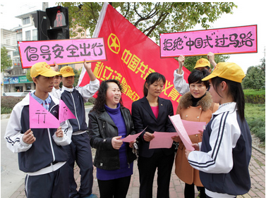海亮学校志愿者上街劝诫“中国式”过马路