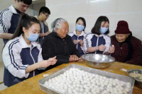 浙江诸暨：“小雷锋”做汤圆 情暖敬老院