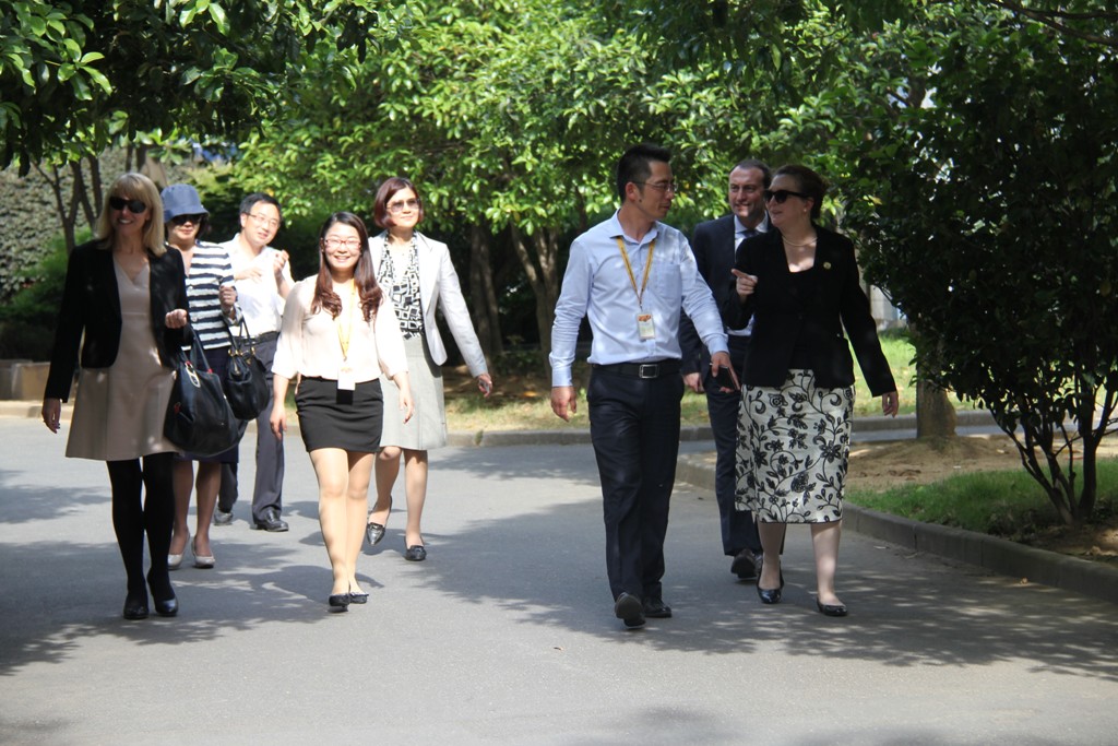上海惠灵顿国际学校领导访问海亮国际学校