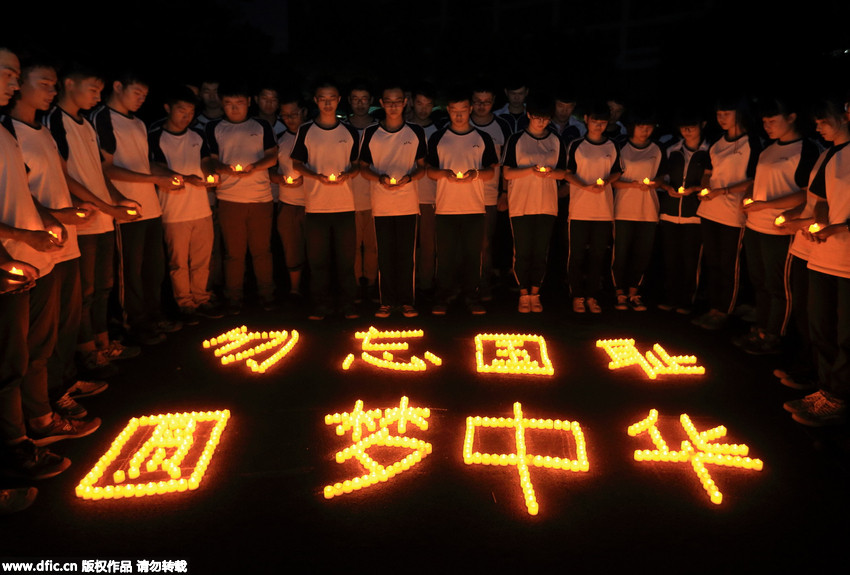 浙江高中生点起蜡烛纪念抗战胜利70周年