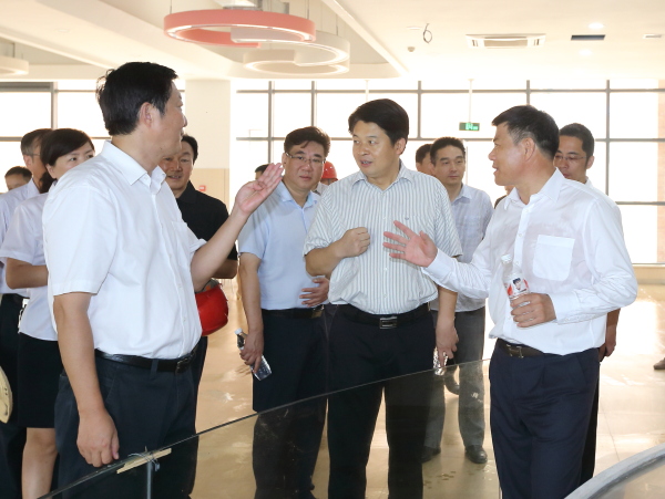 徐良平市长检查开学准备工作