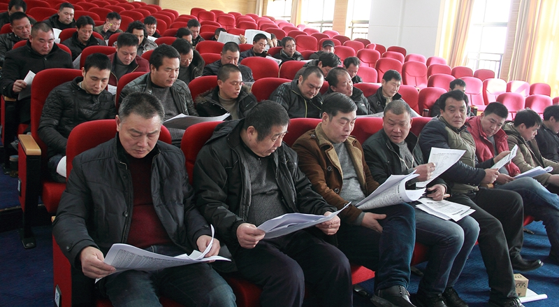 辛颖在期末接送工作会议上强调 严抓校车安全，确保学生安全离校平安到家