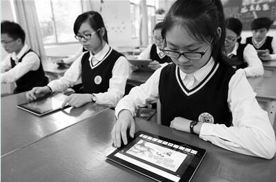 ​私立诸暨高级中学学生在教师指导下浏览“绿色”网站