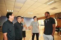 篮球，牵起NBA巨星伦纳德和海亮教育的友谊之手